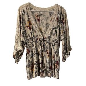 Coco & Jamieson crinkle rayon floral with lace layering blouse M. Lace trim